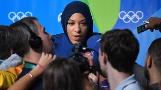 Muslimská šermířka v hidžábu se stává celebritou olympiády 