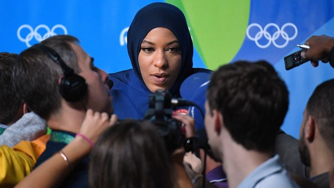 Ibtihaj Muhammad je černošská šermířka, první Američanka v hidžábu.