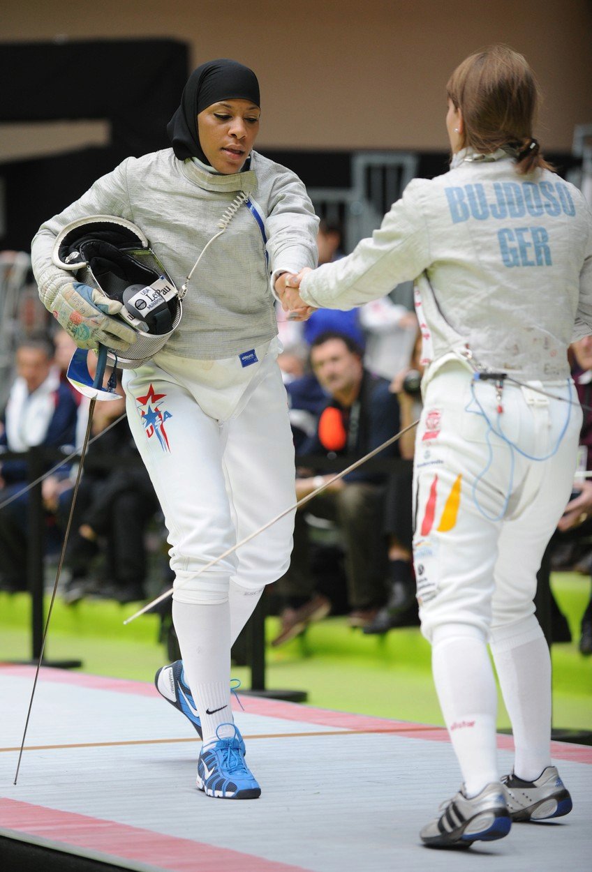 Ibtihaj Muhammad je černošská šermířka, první Američanka v hidžábu.