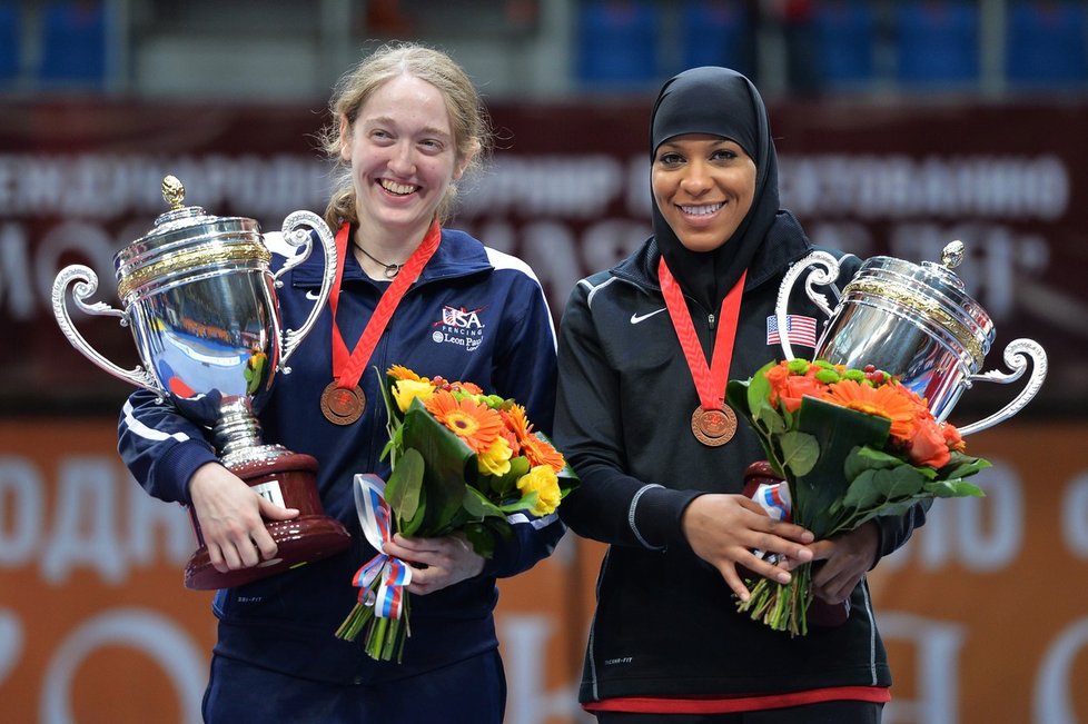 Ibtihaj Muhammad je černošská šermířka, první Američanka v hidžábu.