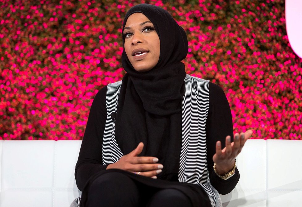 Ibtihaj Muhammad je černošská šermířka, první Američanka v hidžábu.