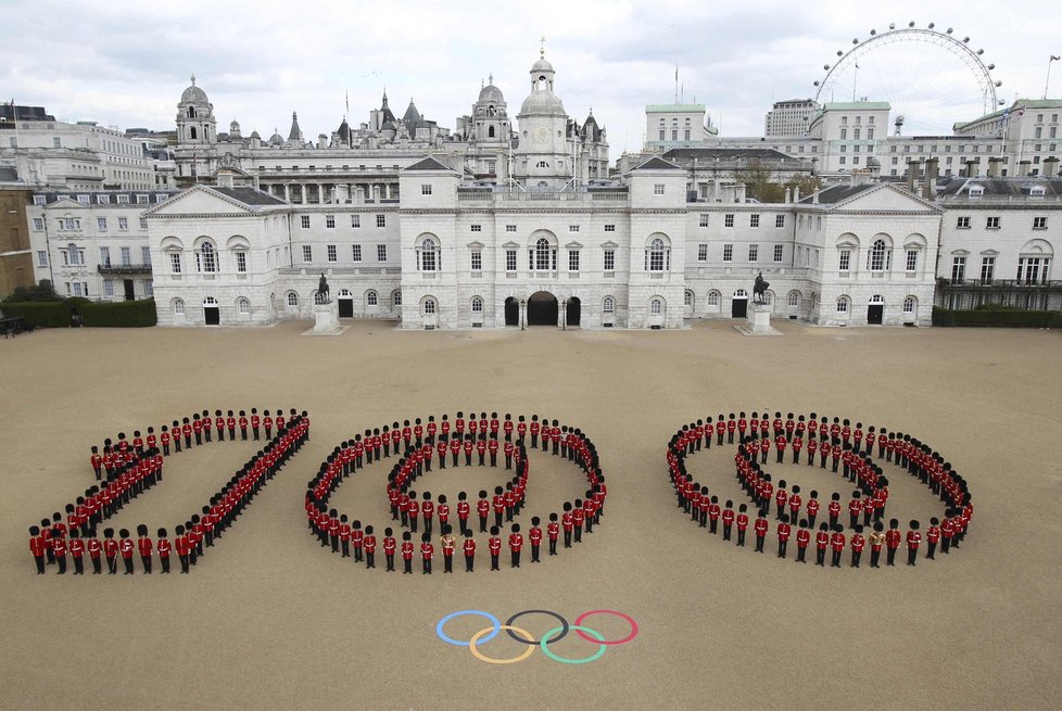 Do letních olympijských her v Anglii zbývá 100 dní, britští vojáci proto při této příležitosti zapózovali v Londýně