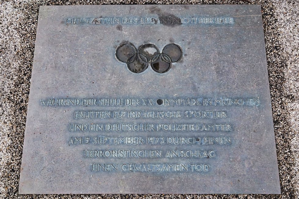 Pamětní deska u pomníku obětem Mnichovského masakru z 5. září 1972