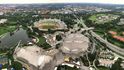 Olympijský areál v Mnichově. V levé části stadion, krytý bazén a hala, v pravo za silnicí dřívější olympijská vesnice. Olympijský areál v Mnichově. V levé části stadion, krytý bazén a hala, v pravo za silnicí dřívější olympijská vesnice.