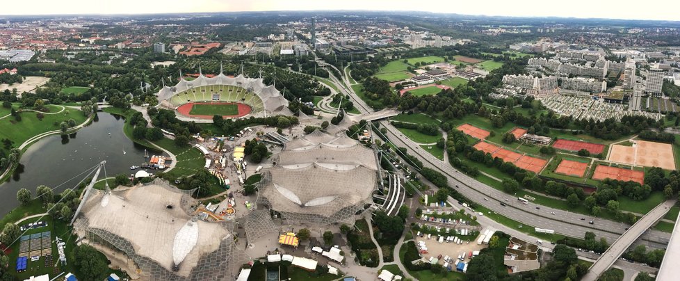 Olympijský areál v Mnichově. V levé části stadion, krytý bazén a hala, v pravo za silnicí dřívější olympijská vesnice.