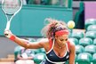 Serena Williams předváděla na kluzkém trávníku perfektní rozštěp