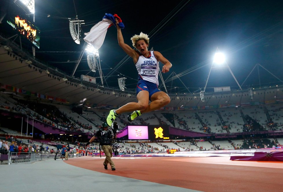 Radost Báry Špotákové bezprostředně po závodu, který se jí podařilo na olympijském stadionu vyhrát hodem 69,55 metru.