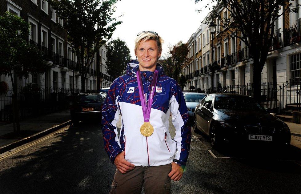 Bára Špotáková pózuje se zlatou medailí v ulicích Londýna