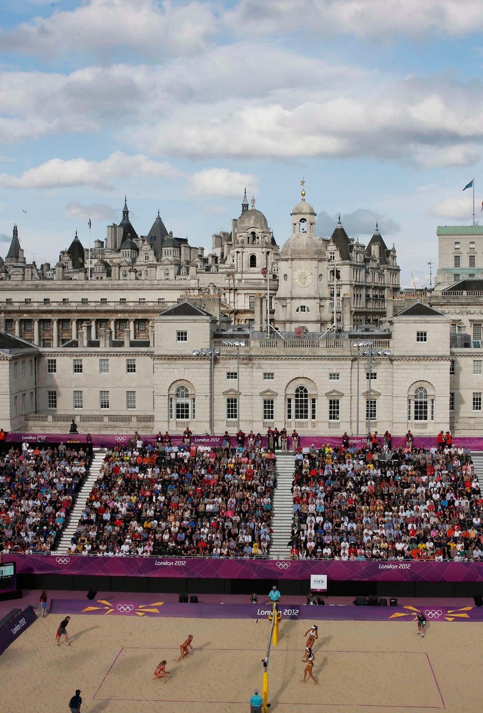 Žádosti u ruku nadšeně aplaudovaly zaplněné ochozy londýského olympijského stánku