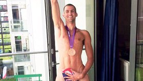Britští sportovci se toho v Londýně nebáli. Bronzový medailista ze skoku do výšky Robbie Grabarz si v olympijské vesnici užíval po svém, na balkoně pózoval na Adama.