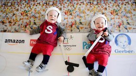 I takhle vypadá olympijské fandění. Maminka fotí dvojčata v kostýmech sportovců. Inspirovala se reálnými úbory amerických týmů.
