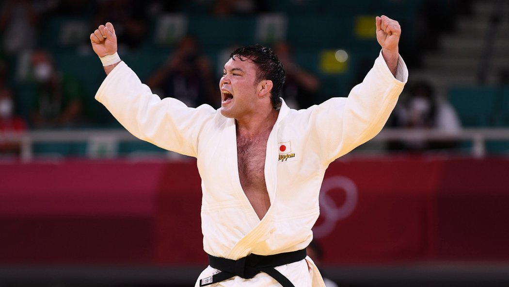 Japonský judista Aaron Wolf se raduje z olympijského zlata