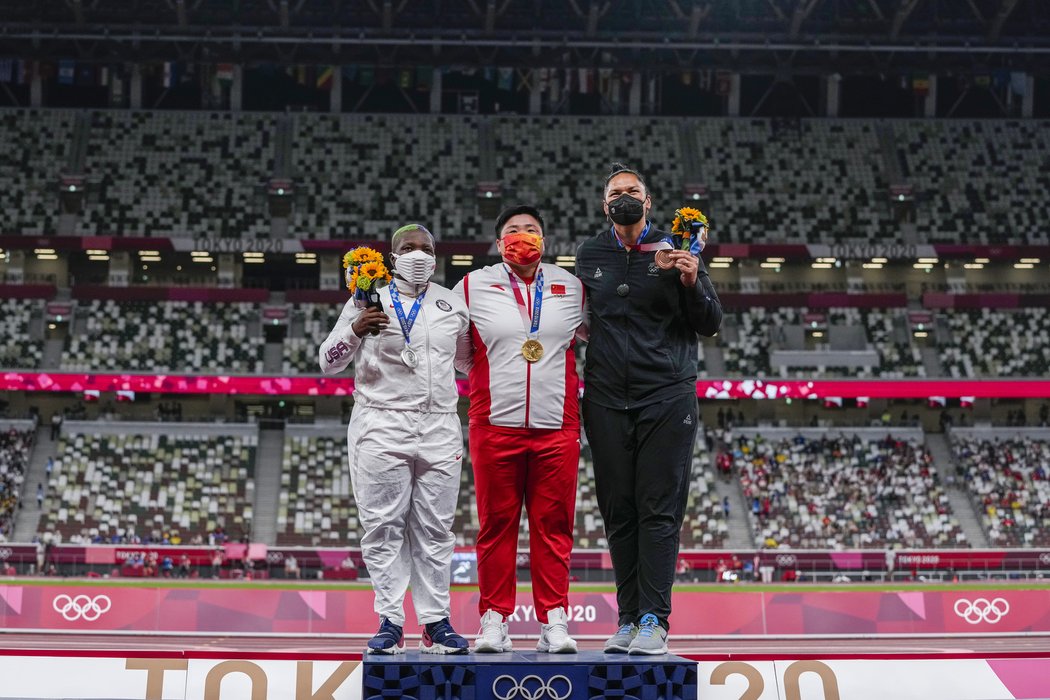 Nejlepší koulařky z Pekingu: zlatá Číňanka Kung Li-ťiao stříbro získala Američanka Raven Saundersová,  bronz novozélandská veteránka Valerie Adamsová za 19,62