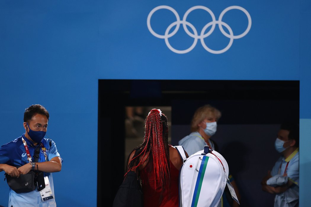 Naomi Ósakaové odchází zklamaně z kurtu po porážce s Markétou Vondroušovou