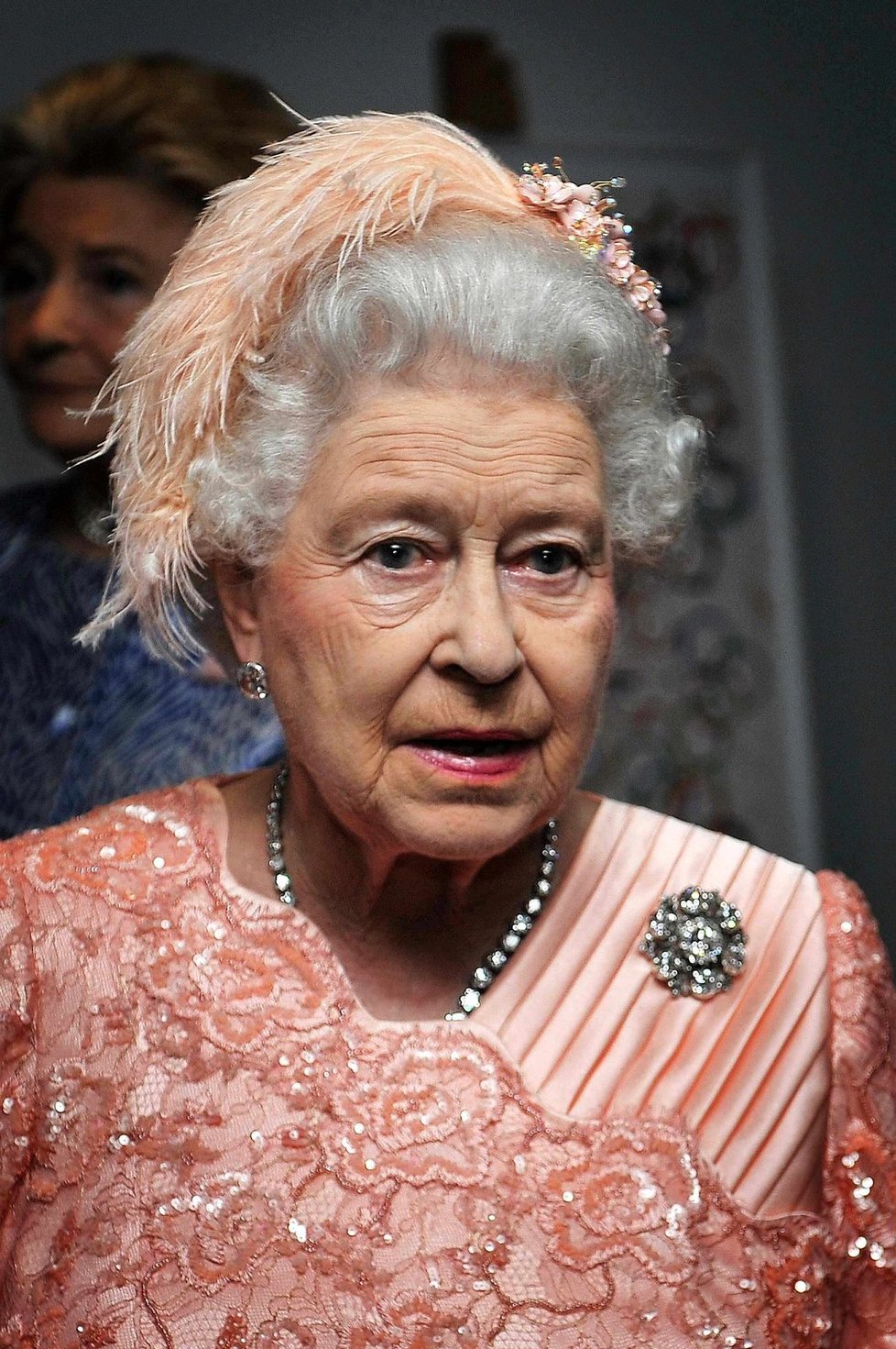 Její Veličenstvo Alžběta II. si ani na slavnostní ceremoniál neopomněla nasadit apartní klobouček.