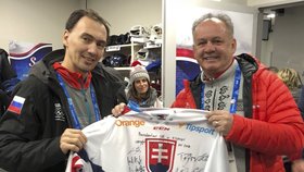 Andrej Kiska dostal od Slovenského národního hokejového týmu dres s podpisy reprezentantů
