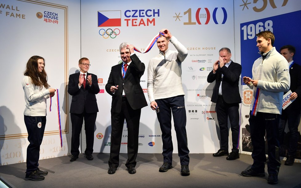 Otevření Českého domu na ZOH 2018 v jihokorejském Pchjongčchangu se zúčastnil předseda Senátu Milan Štěch a slovenský prezident Andrej Kiska