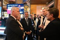 Petr Pavel s první dámou Evou na olympiádě: Pivko v Českého domu a pak... Fandění hokejistkám!