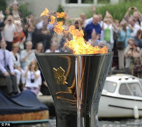 Olympijský plamen ve slavnostním kotlíku na palubě britské královské flotily