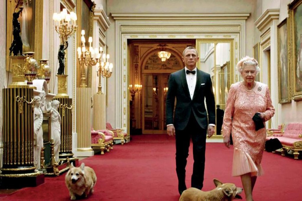Olympiádu v Londýně zahájil klip s Alžbětou a Jamesem Bondem. Málokdo v první chvíli věřil, že v něm nevidí herečku, ale skutečnou královnu. 