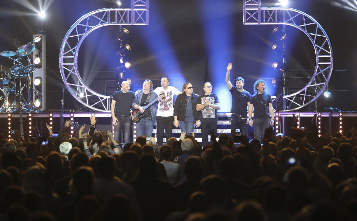 Neuvěřitelných 55 let na hudební scéně oslavila kapela velkolepým koncertem v pražské O2 areně.