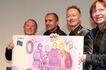 Olympic s obří bankovkou ve složení Petr Janda, Pavel Březina, Martin Vajgl a Milan Broum