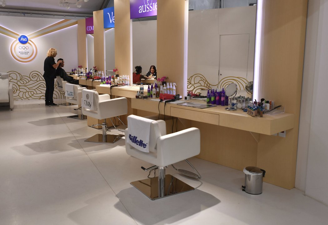 Podle údajů ze začátku víkendu P&G Salon poskytl 2700 služeb obyvatelům olympijské vesnice. Během neděle dorazí jenom podle rezervací 75 sportovců, aby se připravili na slavnostní zakončení olympiády, které se večer uskuteční na stadionu Maracaná.