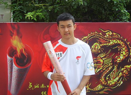 Ujgurský aktivista Kamaltürk Yalqun jako nositel pochodně během olympijských her v roce 2008