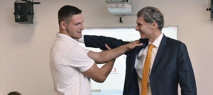 Předseda ČOV Jiří Kejval (vpravo) a judista Lukáš Krpálek na tiskové konferenci rok před olympiádou v Riu de Janeiru