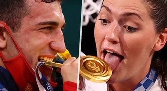 Mezinárodní olympijský výbor apeluje na sportovce: Nekousejte do medailí!