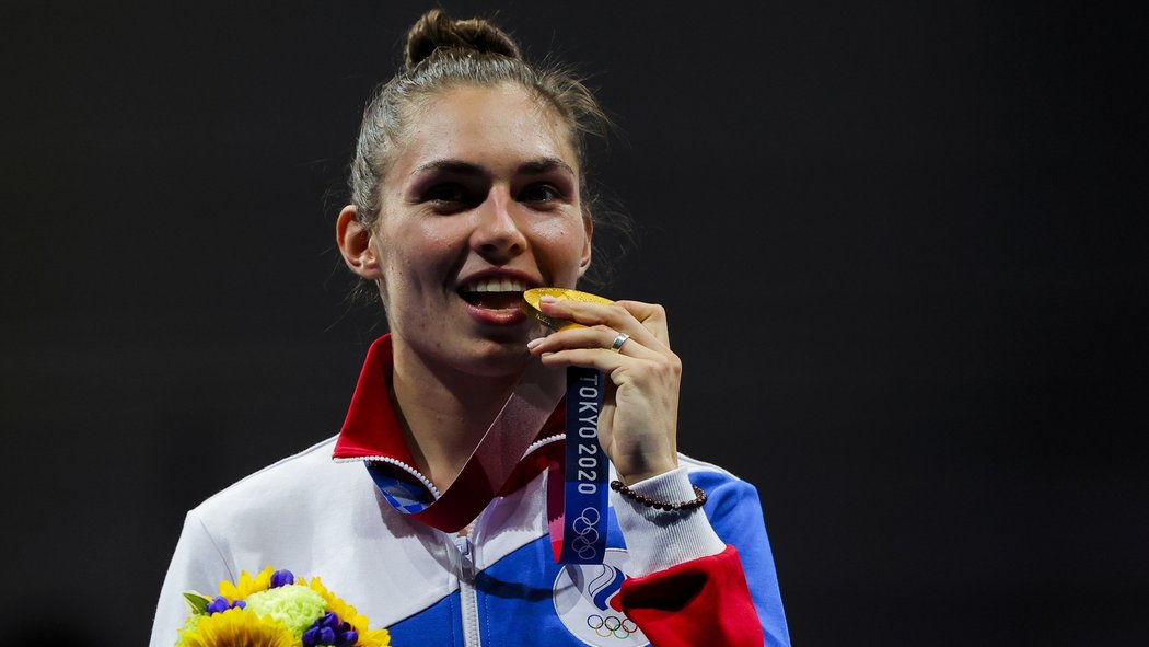 Šermířka Sofia Pozdniakovová zjišťuje, jak chutná olympijské zlato