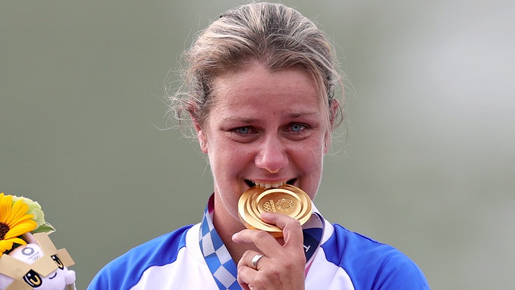 Slovenská střelkyně Štefečeková si užívá zlatou medaili