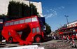 Double decker s ručičkama před Českým centrem v Londýně.