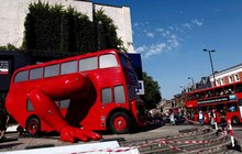 Výtvarník Černý řádí v Londýně: Bus s ručičkama!
