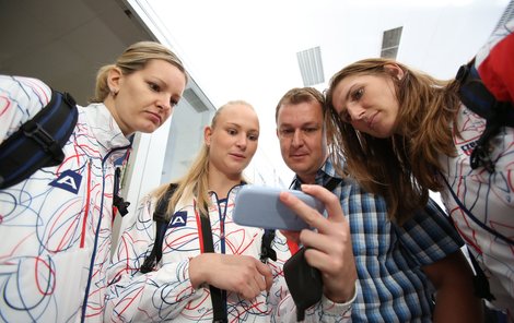 Basketbalistky Vítečková, Zrůstová a Burgrová (zleva) s veselým kameramanem ČT před odletem do Londýna.