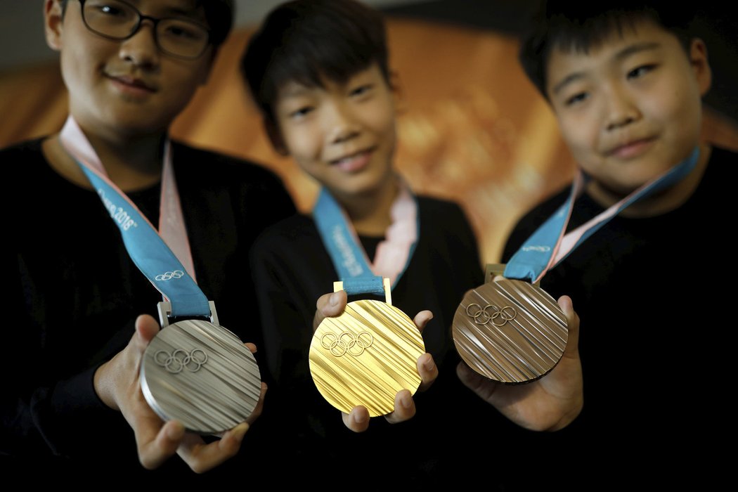 Přední stranu cenných kovů pro nejúspěšnější olympioniky zdobí motiv olympijských kruhů, zadní strana odkazuje ke sportovní disciplíně.