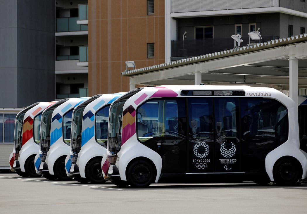 Tyto autobusy s autonomním řízením bez řidičů budou přepravovat sportovce