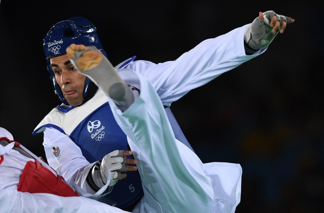 Pita Taufatofua jako taekwondista na olympiádě v Riu