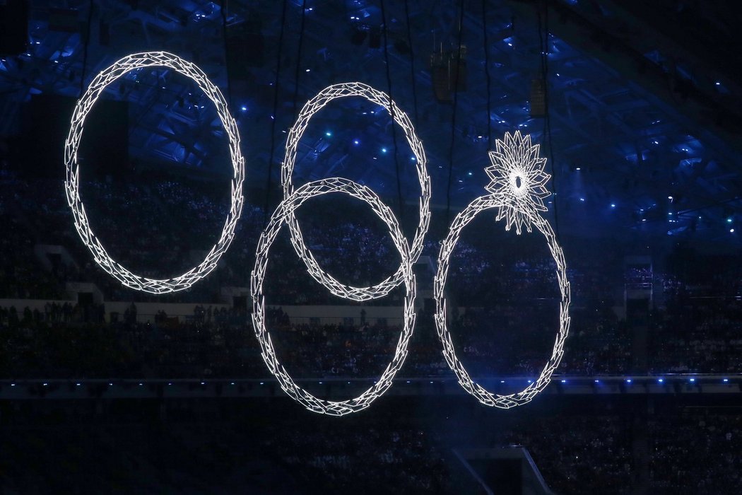 Nedokonalost při slavnostním zahájení olympiády v Soči. Jeden z kruhů se nerozvinul...
