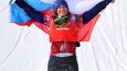 Eva Samková, snowboardcrossařka. Sportovní senzaci předvedla na olympiádě v Soči tehdy jako dvacetiletá. I přes předchozí úspěchy v mládežnických kategoriích se až před čtyřmi lety dostala do povědomí veřejnosti tvář i disciplína Samkové. Její image pomáhá prostřednost, s jakou vystupuje - legendární je například knírek, který si maluje na obličej. Po olympiádě byl tak logický zájem sponzorů, mnnoho z nich však musel tým odmítnout. Samková je rovněž aktivní na sociálních sítích, kde hodně propaguje mobilní telefony Honor, automobilku Toyota nebo Red Bull. Již několik let ji sponzoruje značka Vagus, která patří bývalému lyžaři Ondřeji Bankovi.