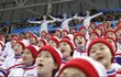 Jako vojandy! Severokorejské roztleskávačky v sektoru za zády českého brankáře Francouze byly atrakcí hokejového zápasu
