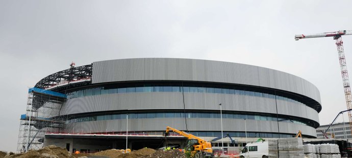 Milánská hala roste zatraceně pomalu.