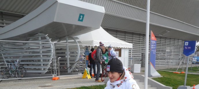 Martina Sáblíková se po pobřežní olympijské vesnici prohání na kole.