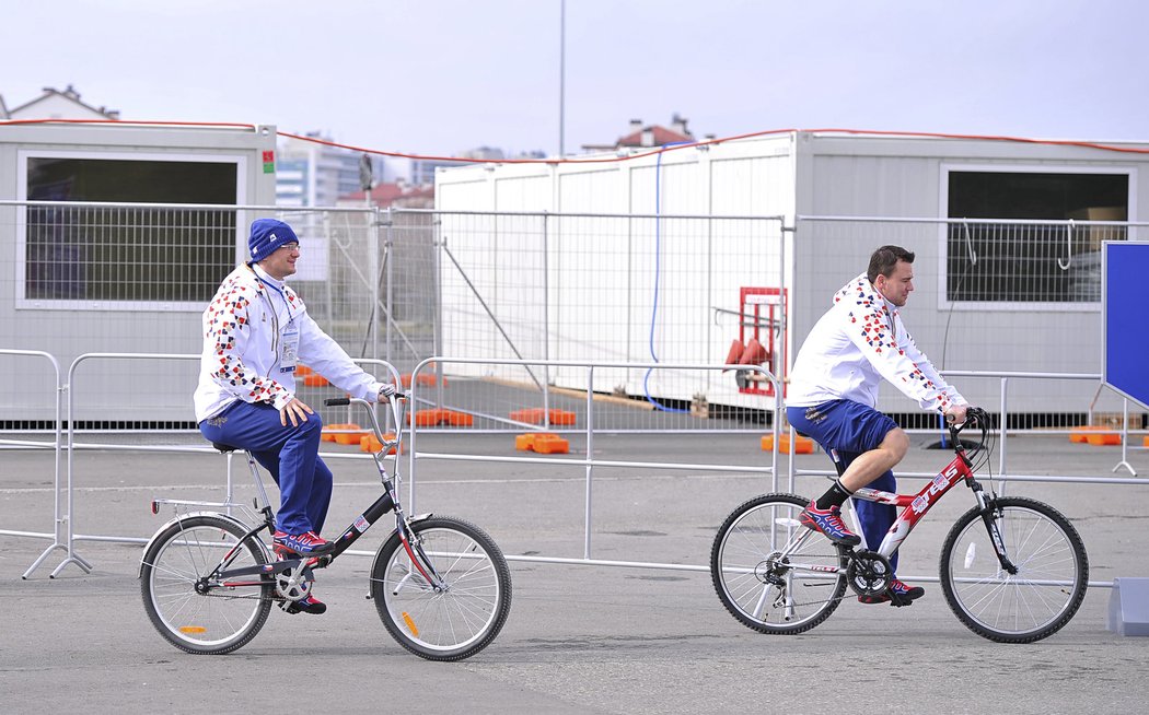 Patrik Eliáš (vlevo) a Marek Židlický jedou na trénink na kole.