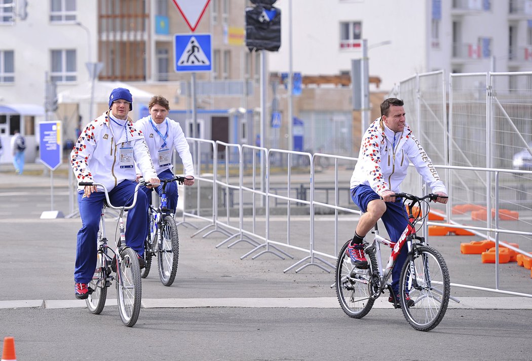 Patrik Eliáš (vlevo) a Marek Židlický jedou na trénink na kole. Doplnil je Martin Erat (uprostřed).