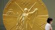 Zvětšená verze zlaté olympijské medaile pro hry v Tokiu