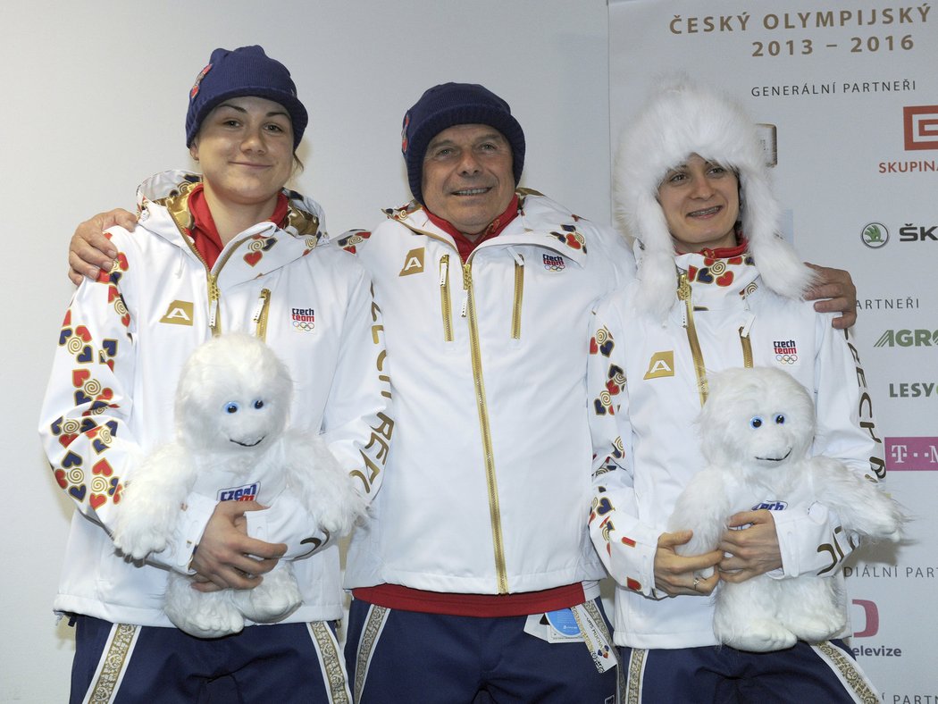 Oblečení české výpravy pro zimní olympiádu v Soči bylo zdobil vzor inspirovaný první československou poštovní známkou z dílny malíře Alfonse Muchy. Na snímku rychlobruslařky Karolína Erbanová a Martina Sáblíková s trenérem Petrem Novákem.