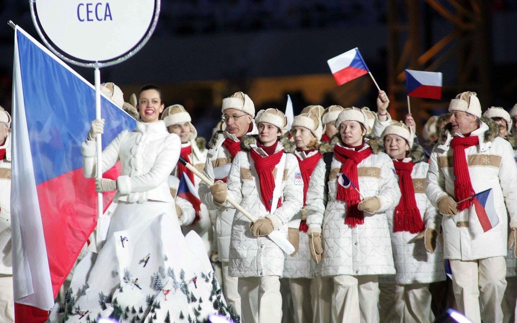 Česká výprava při zahájení olympiády v Turíně 2006 zaujala světlými bundami s kožíškem.