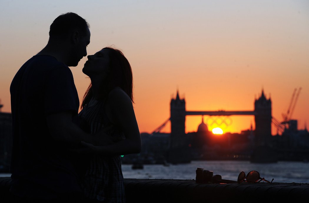 Romantický pohled a západ slunce na Tower Bridge