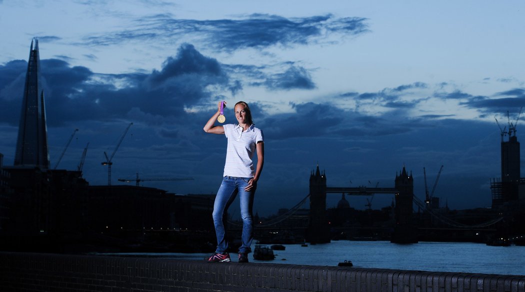 Veslařka Miroslava Knapková s olympijským zlatem se siluetou Londýna